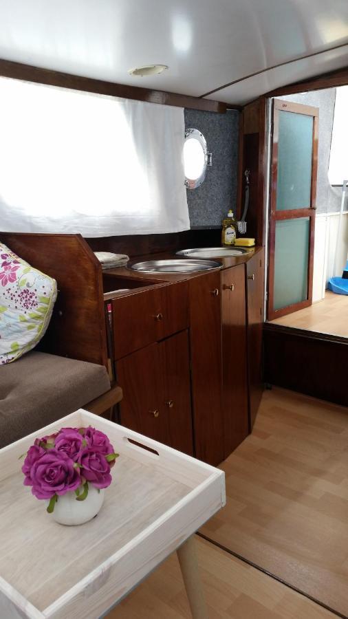 Boat Ella - Kamperen Op Het Water -Niet Om Mee Te Varen -Read Host Profile-Lees Hostprofiel Jutrijp Extérieur photo