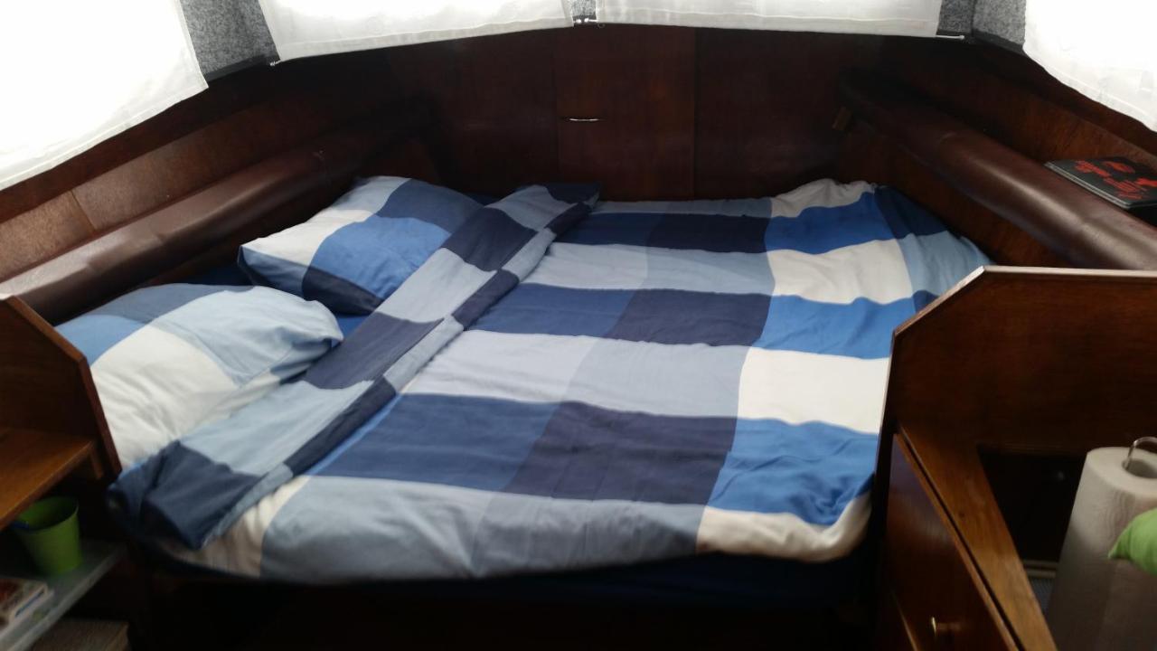 Boat Ella - Kamperen Op Het Water -Niet Om Mee Te Varen -Read Host Profile-Lees Hostprofiel Jutrijp Extérieur photo