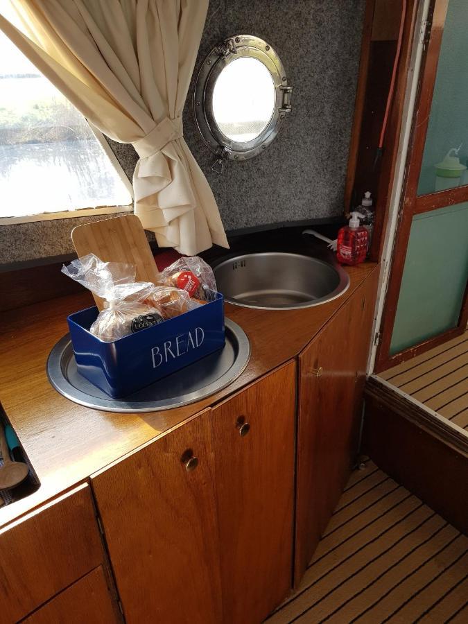 Boat Ella - Kamperen Op Het Water -Niet Om Mee Te Varen -Read Host Profile-Lees Hostprofiel Jutrijp Extérieur photo